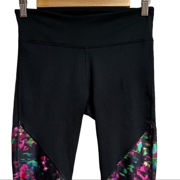 Fabletics Salar Statement PowerHold Mesh Abstract Print Brogan Capri Leggings - Picture 4 of 15